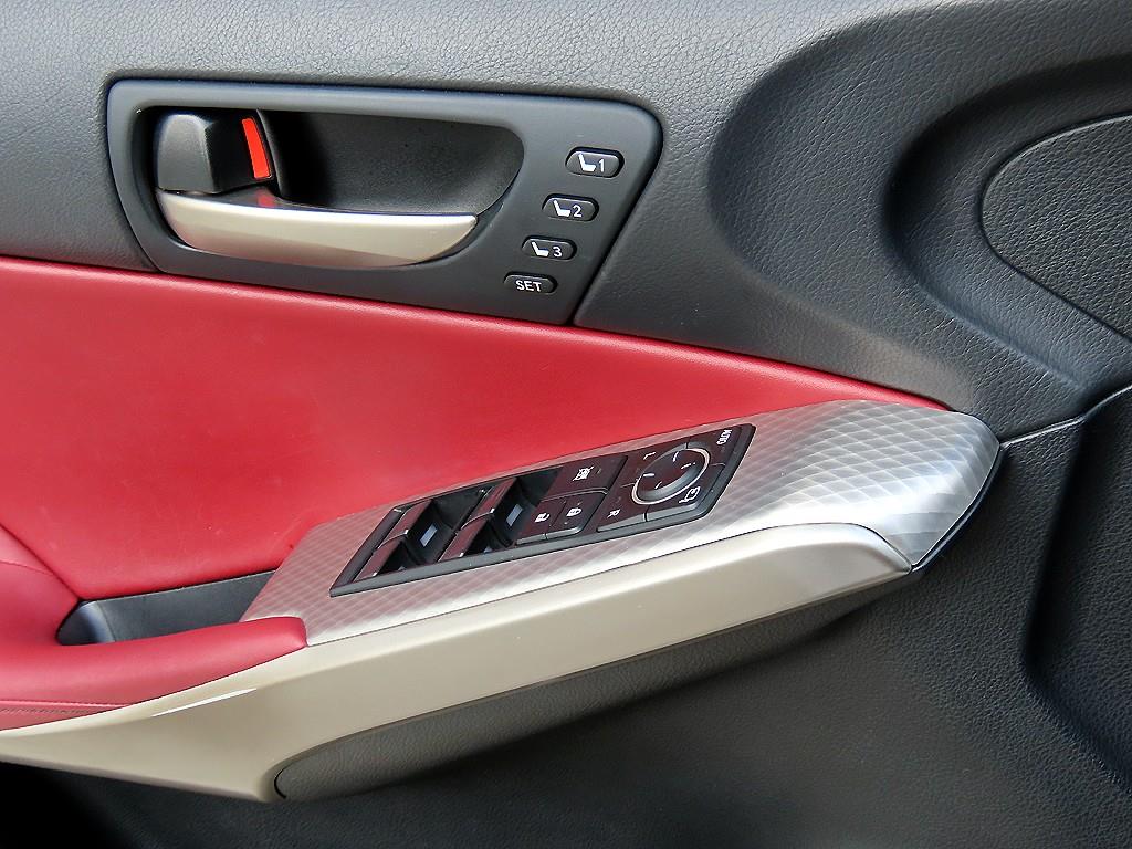 Lexus IS — photo 11