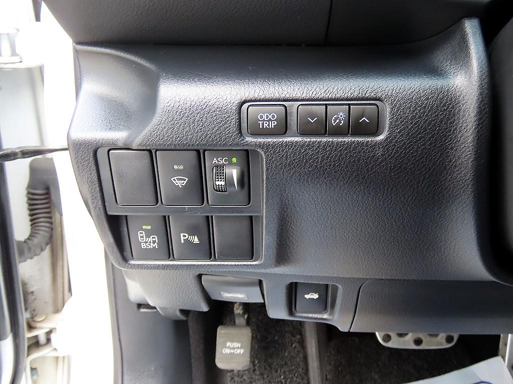 Lexus IS — photo 12