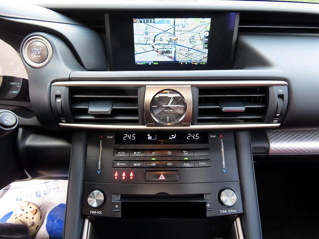 Lexus IS — photo 14