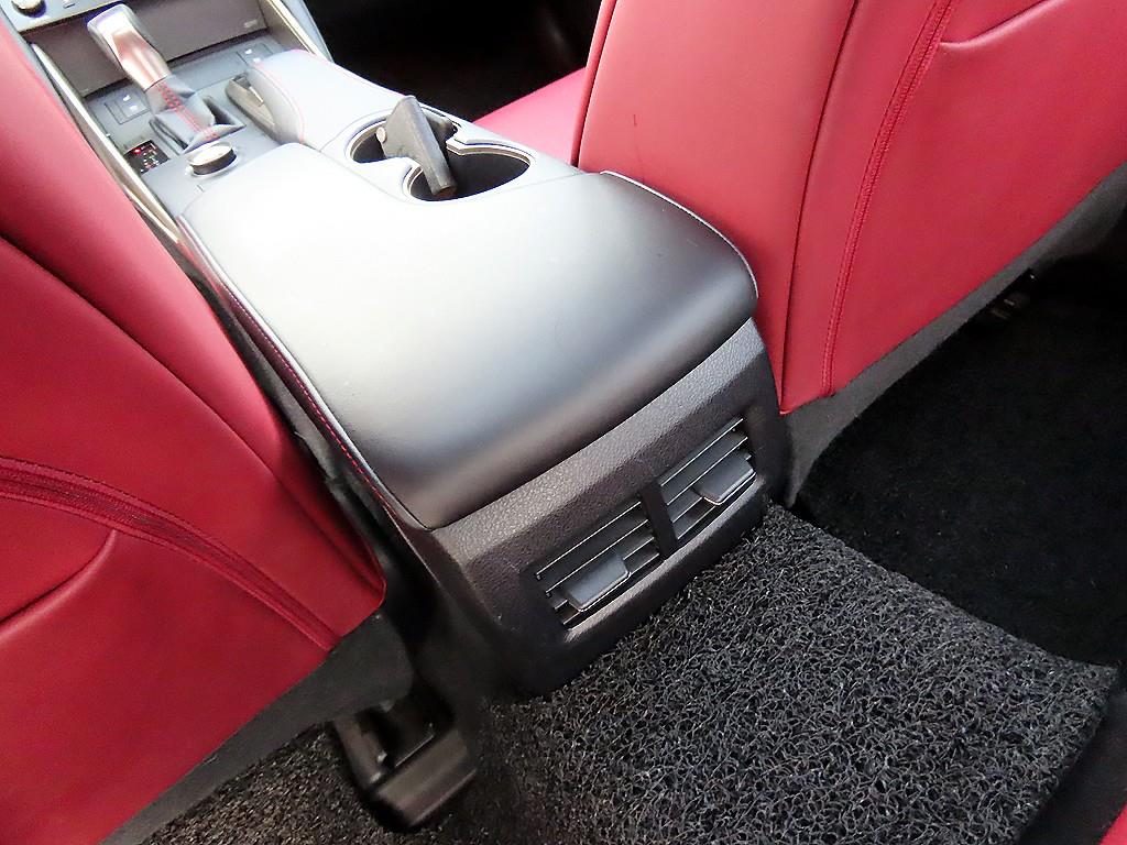 Lexus IS — photo 17