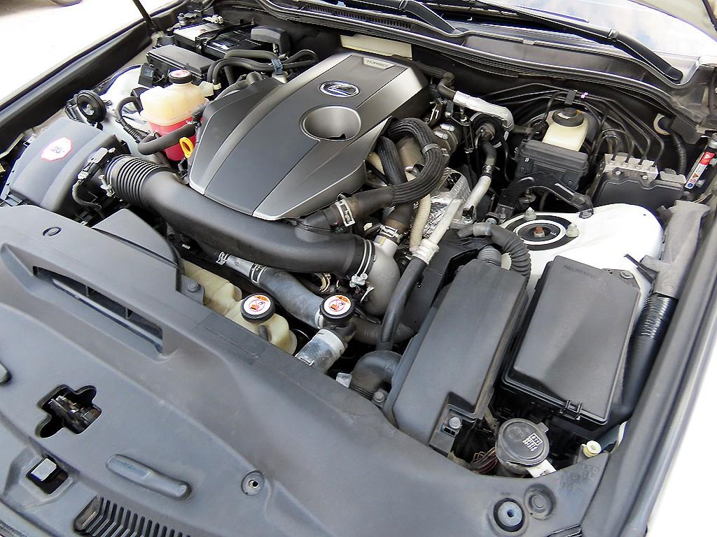 Lexus IS — photo 19