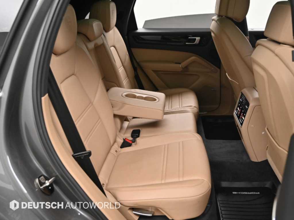 Porsche Cayenne — photo 12