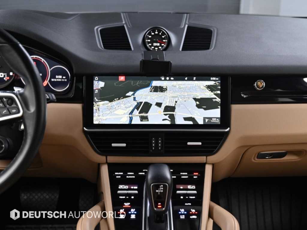 Porsche Cayenne — photo 14