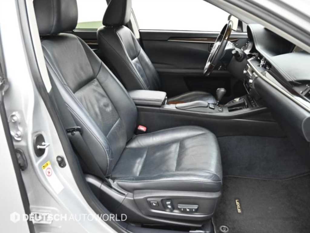 Lexus ES — photo 10