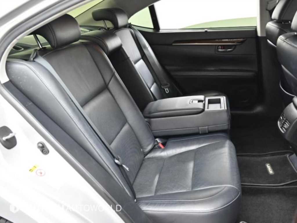 Lexus ES — photo 12