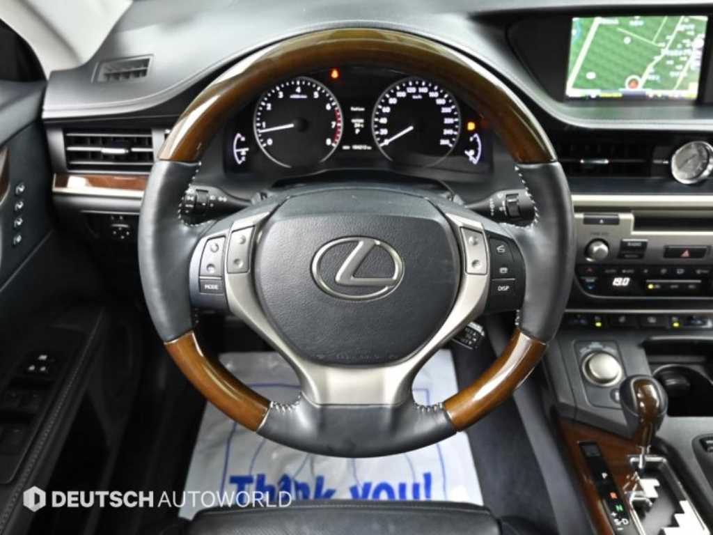 Lexus ES — photo 13