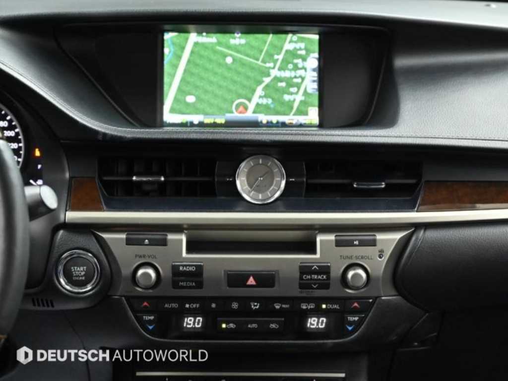 Lexus ES — photo 14