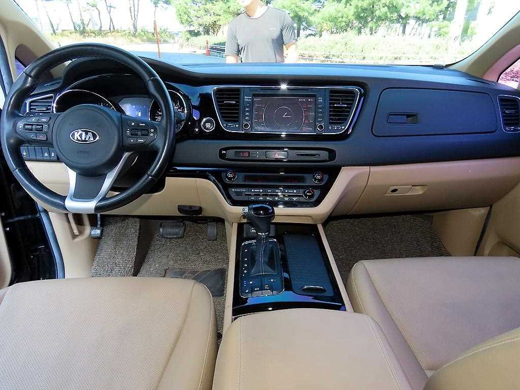 Kia Carnival — photo 08