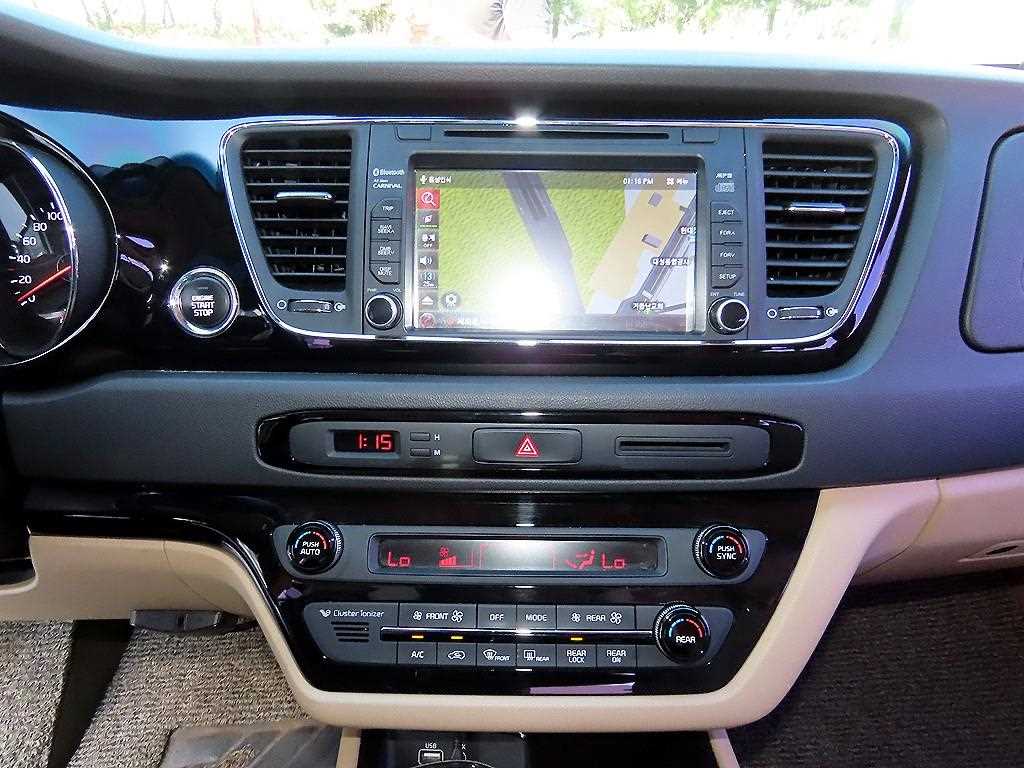 Kia Carnival — photo 14