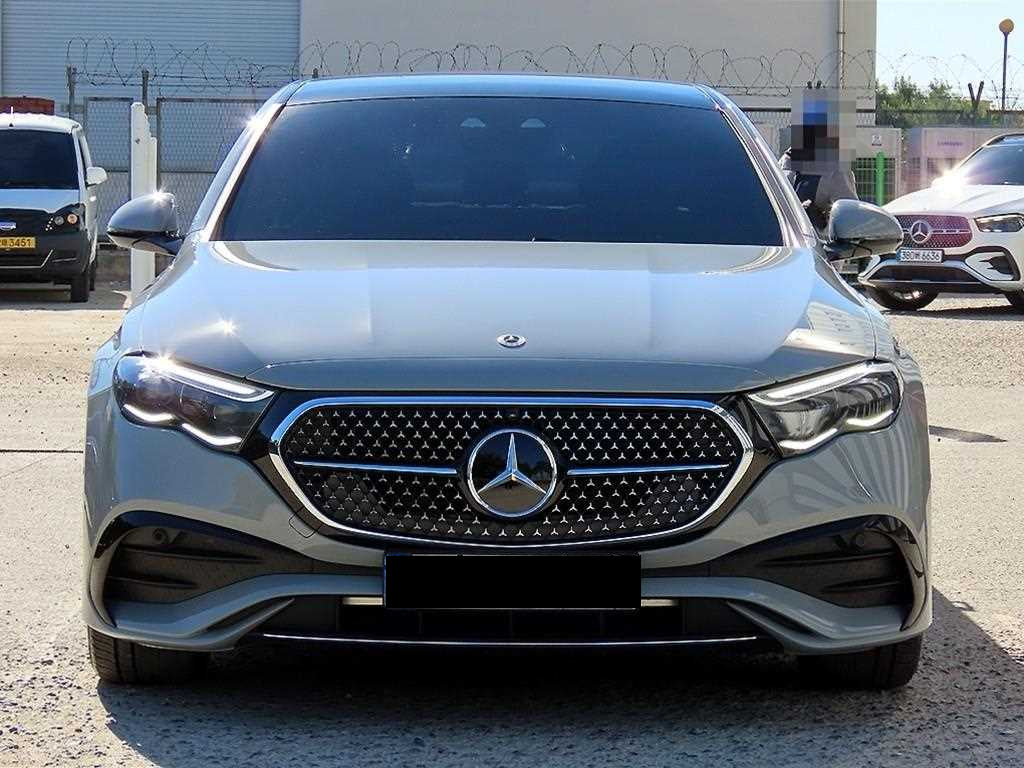 Mercedes-Benz E-Class — photo 01