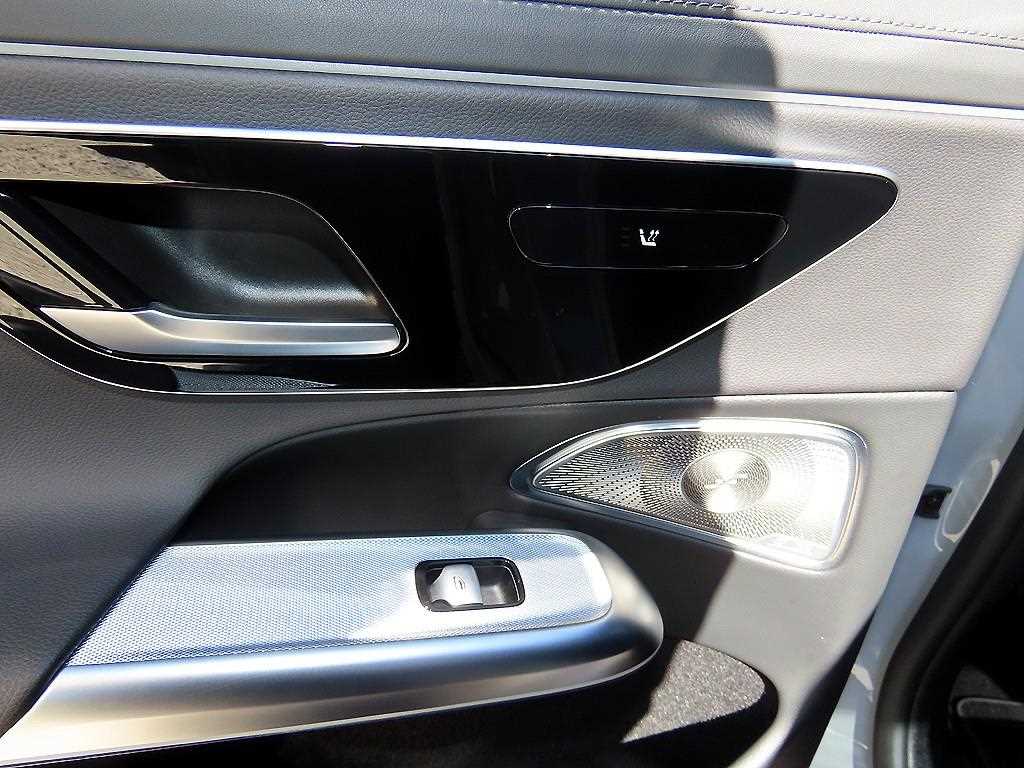 Mercedes-Benz E-Class — photo 15