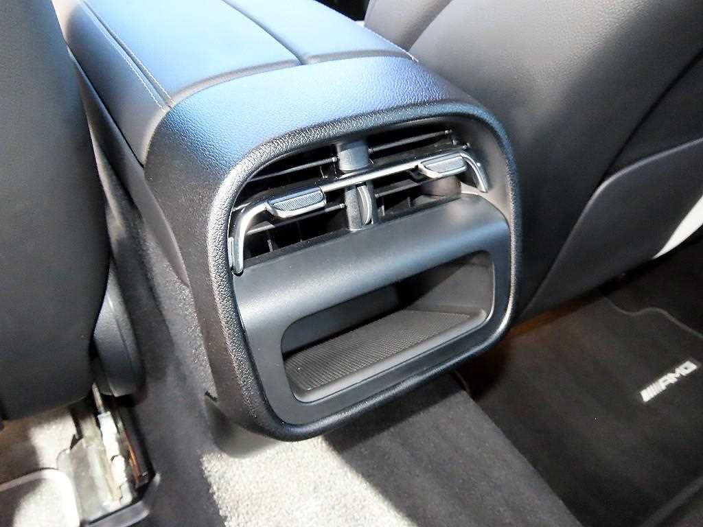 Mercedes-Benz E-Class — photo 16