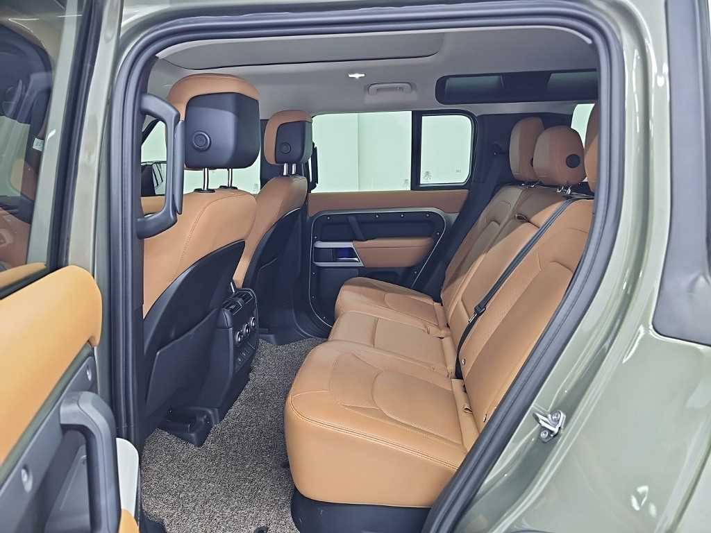 Land Rover Defender — photo 12