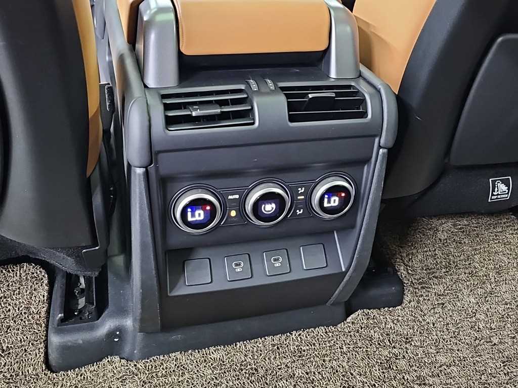 Land Rover Defender — photo 13