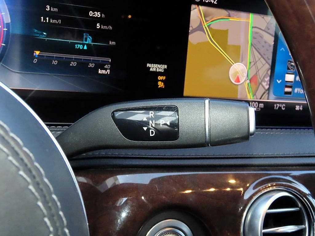 Mercedes-Benz S-Class — photo 11
