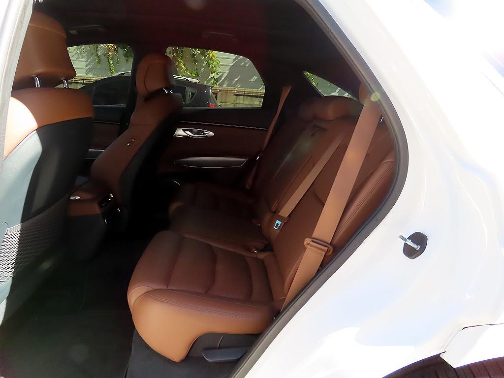 Genesis GV70 — photo 06