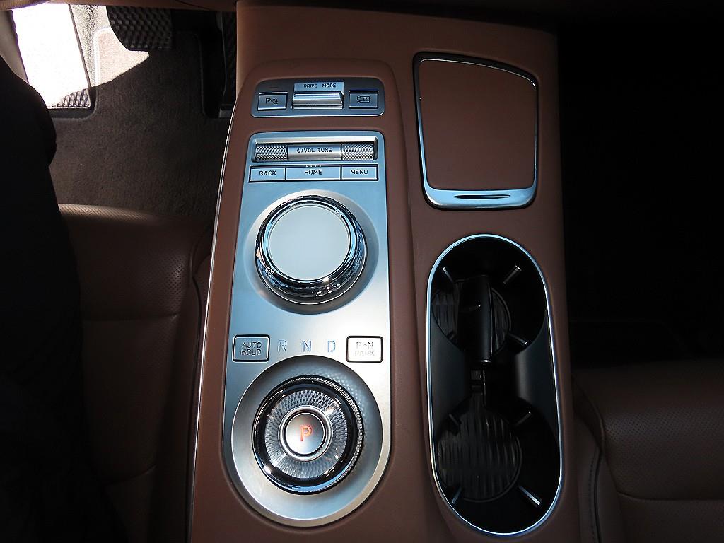 Genesis GV70 — photo 10