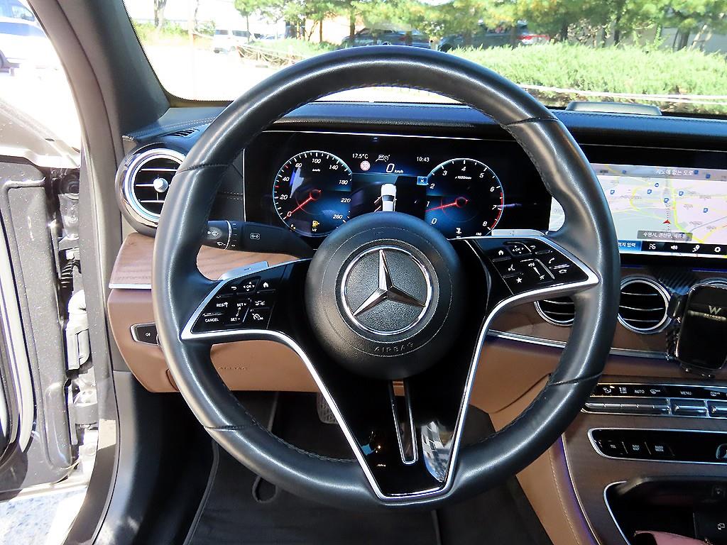 Mercedes-Benz E-Class — photo 08