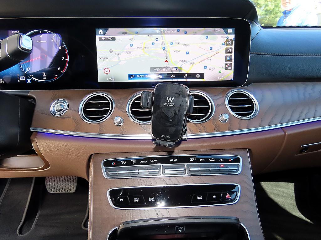 Mercedes-Benz E-Class — photo 13
