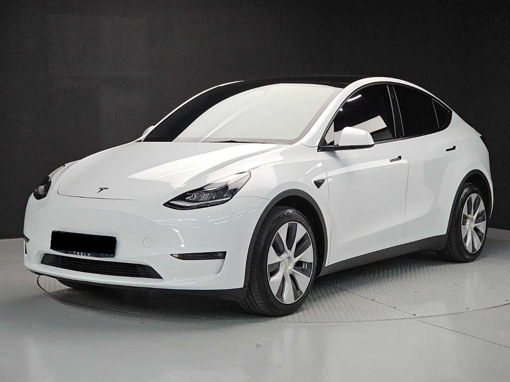 Tesla Model Y — photo 01