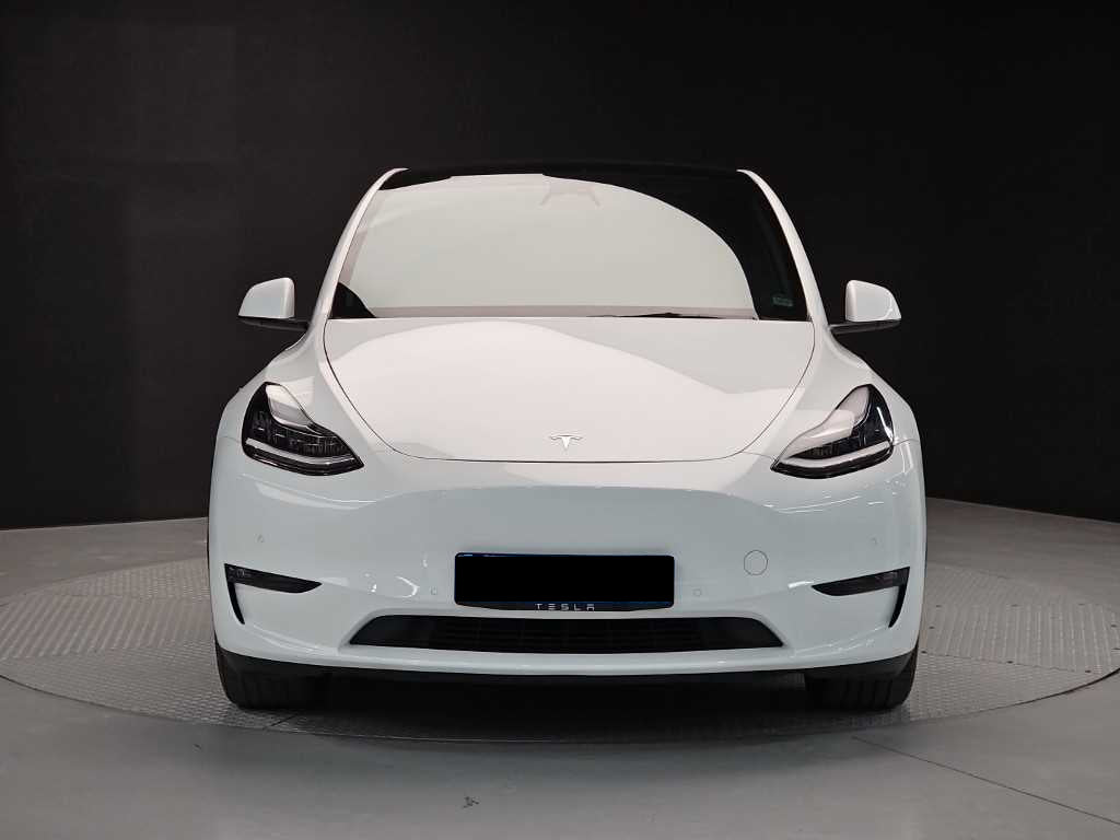 Tesla Model Y — photo 02
