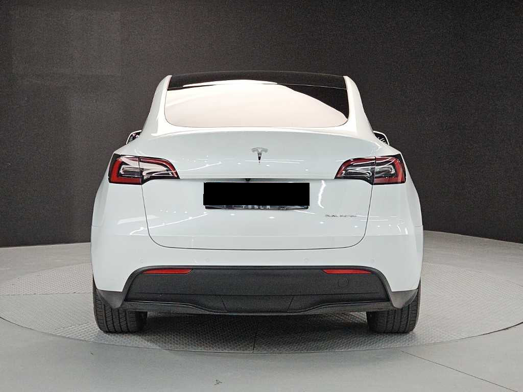 Tesla Model Y — photo 03