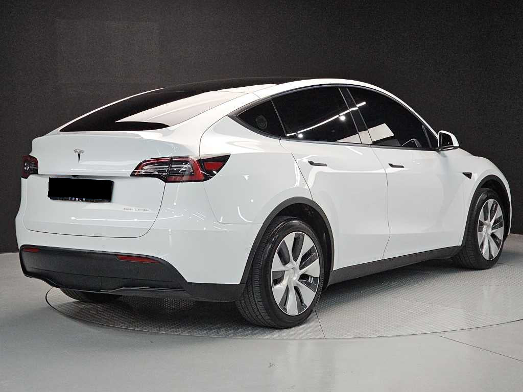 Tesla Model Y — photo 04