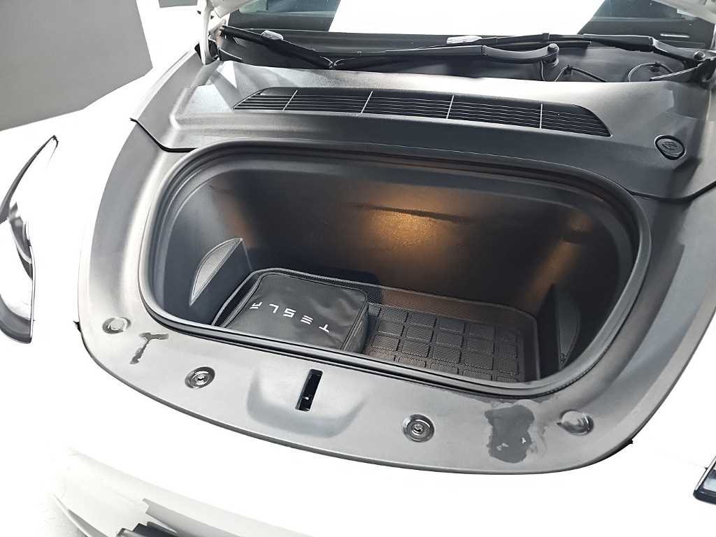 Tesla Model Y — photo 05