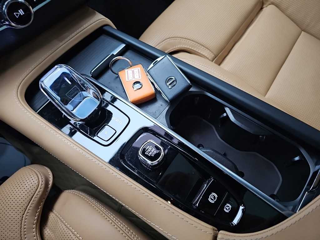 Volvo XC90 — photo 08