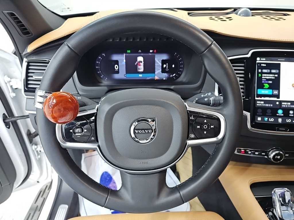 Volvo XC90 — photo 09