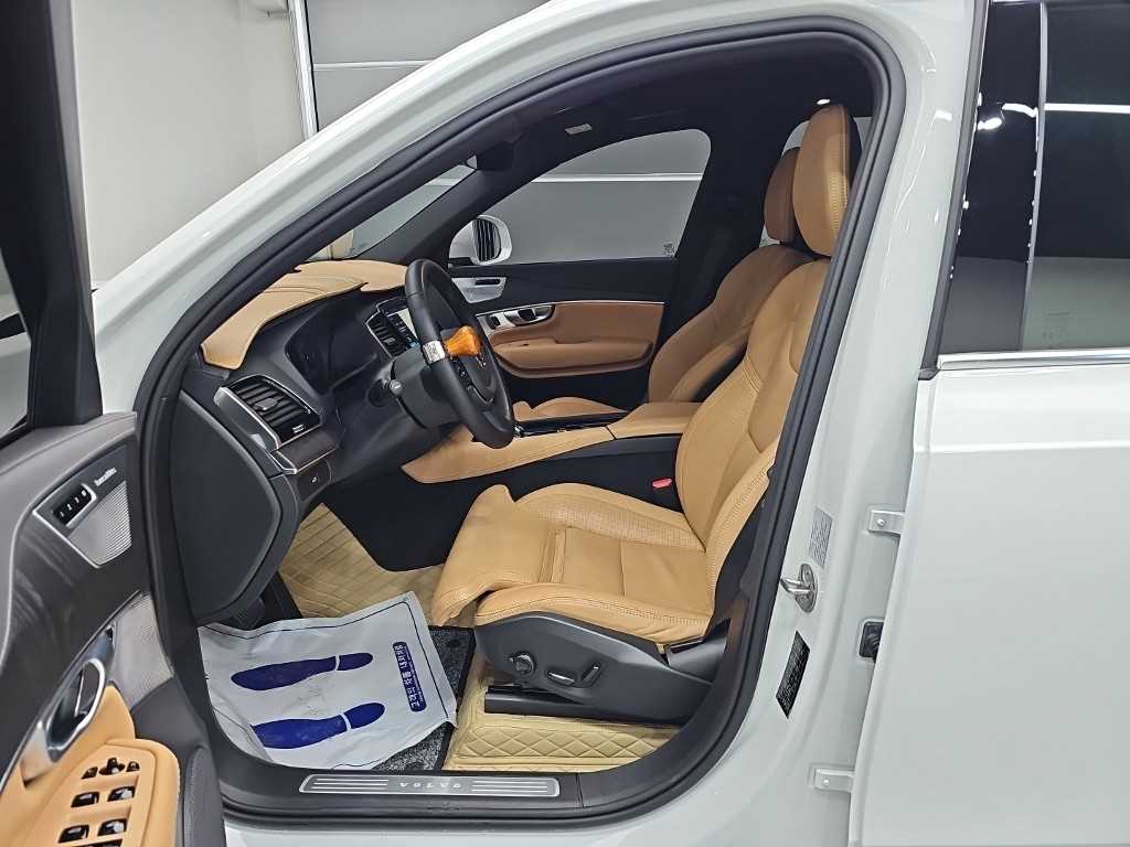 Volvo XC90 — photo 11