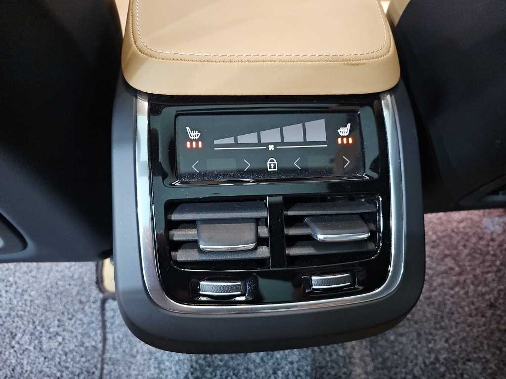 Volvo XC90 — photo 14