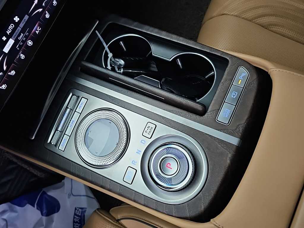 Genesis G80 — photo 08