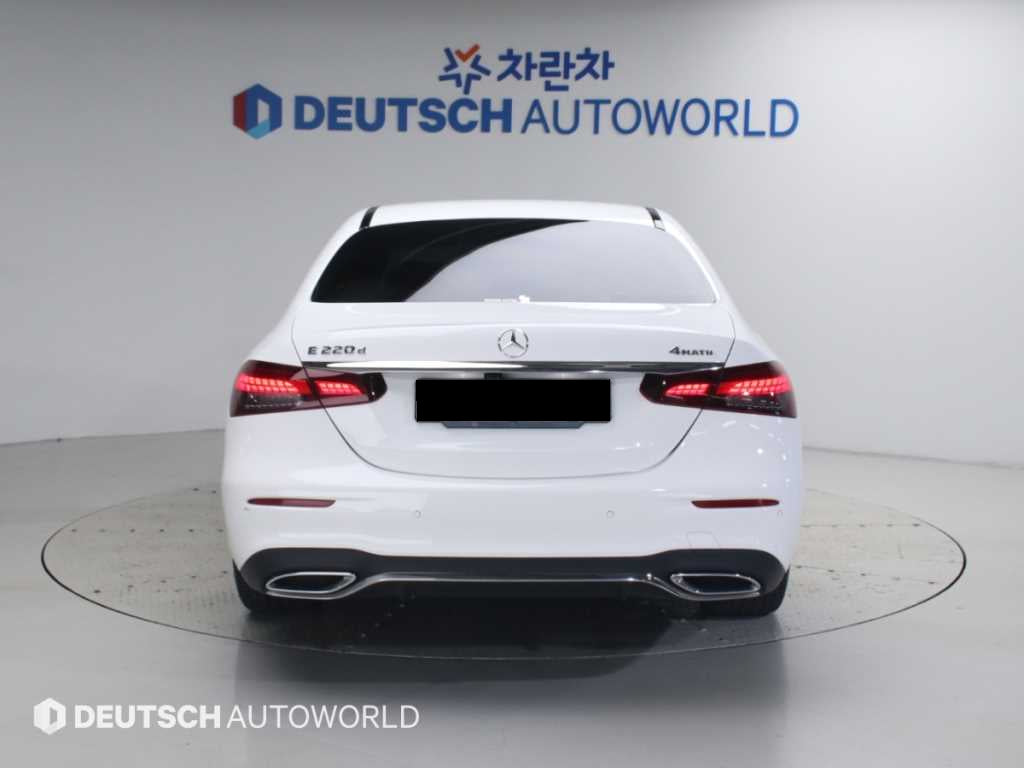 Mercedes-Benz E-Class — photo 04