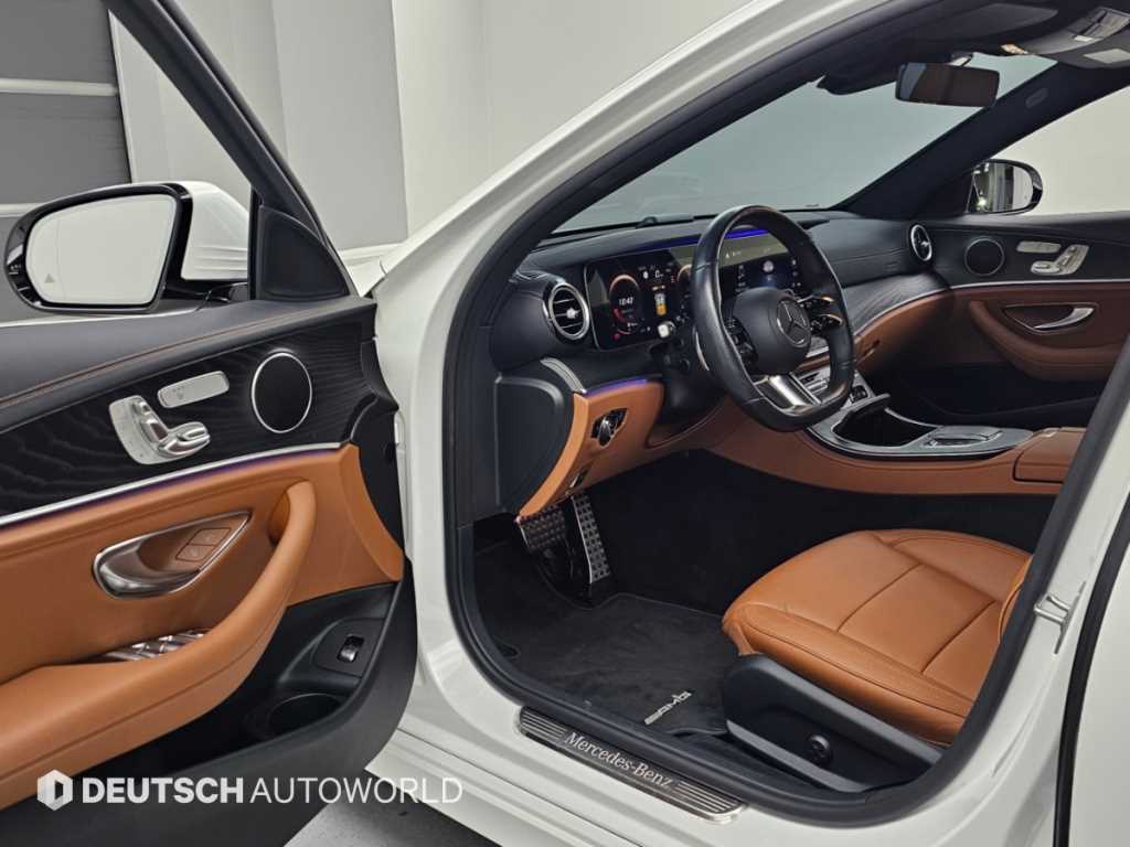Mercedes-Benz E-Class — photo 11