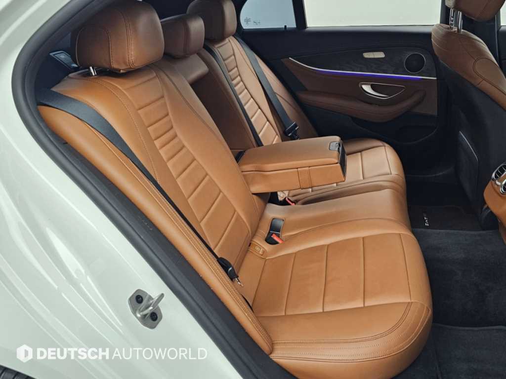 Mercedes-Benz E-Class — photo 12