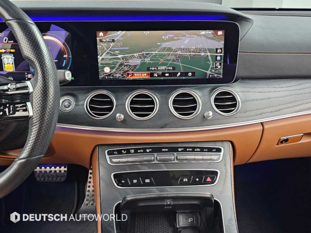 Mercedes-Benz E-Class — photo 14