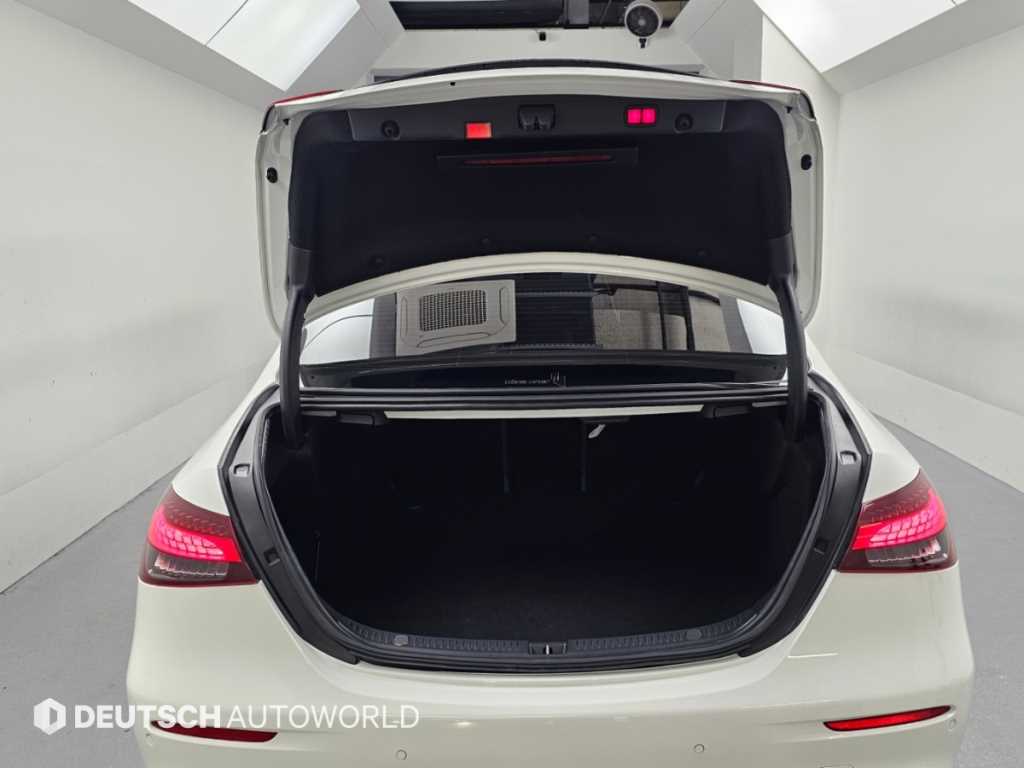 Mercedes-Benz E-Class — photo 19