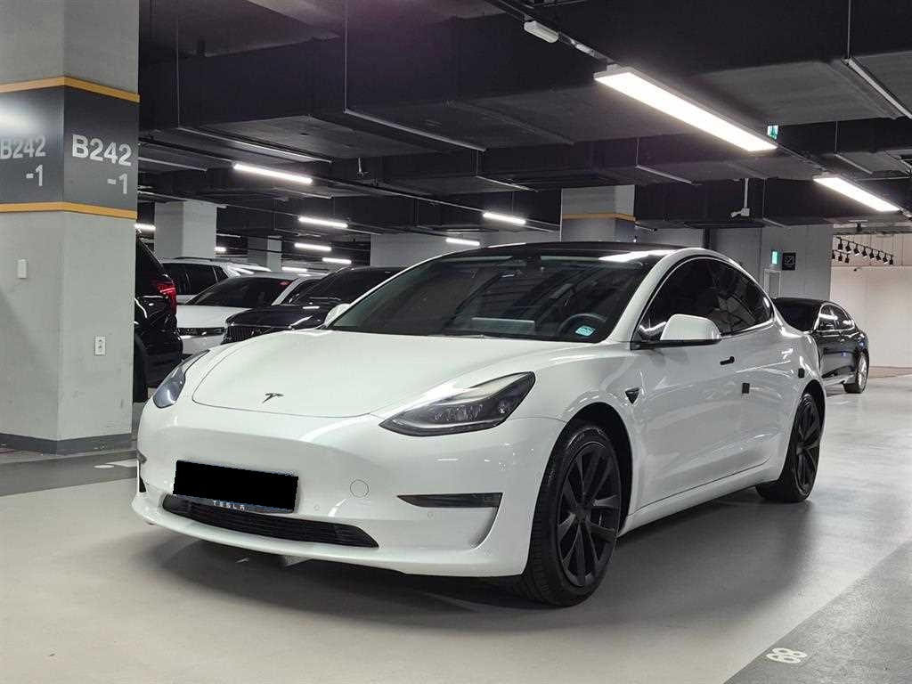 Tesla Model 3 — photo 01