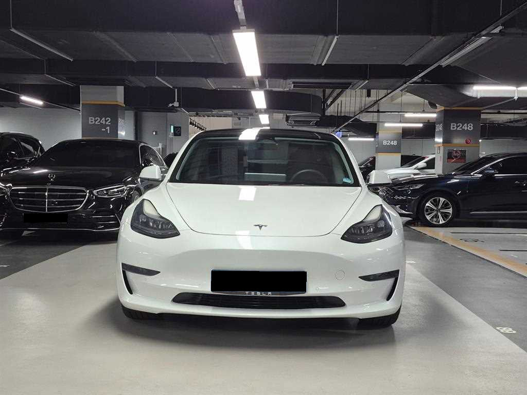 Tesla Model 3 — photo 02