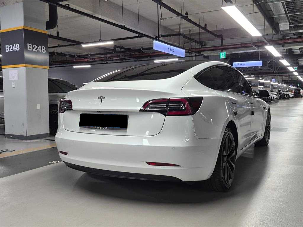 Tesla Model 3 — photo 03
