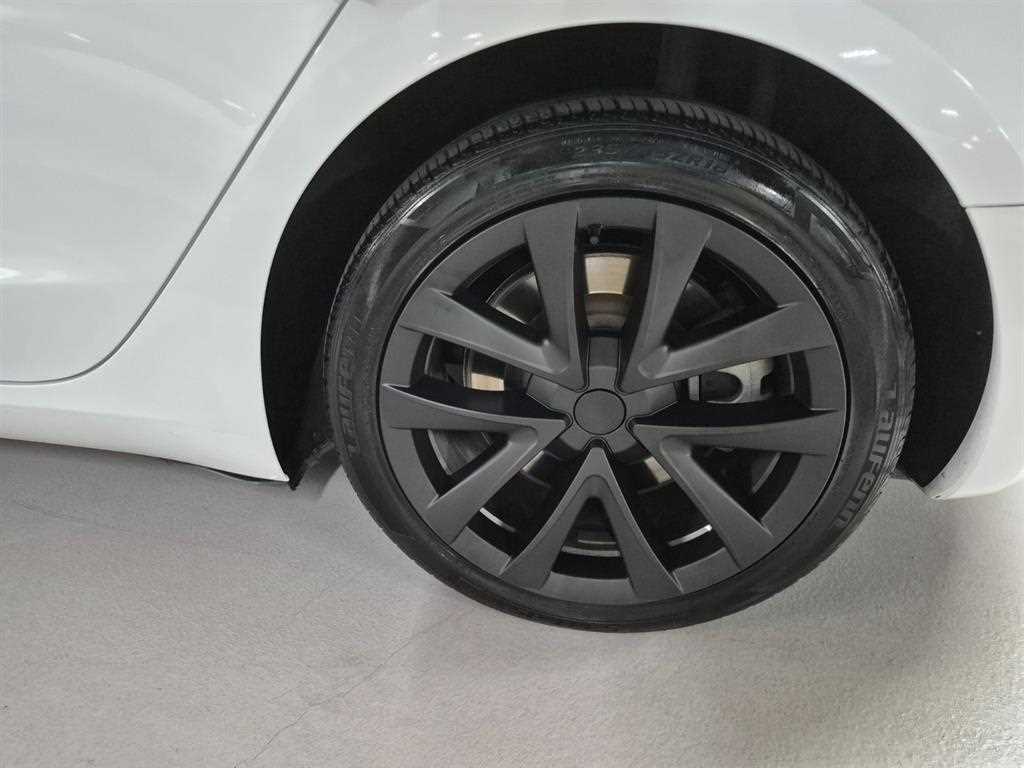 Tesla Model 3 — photo 05