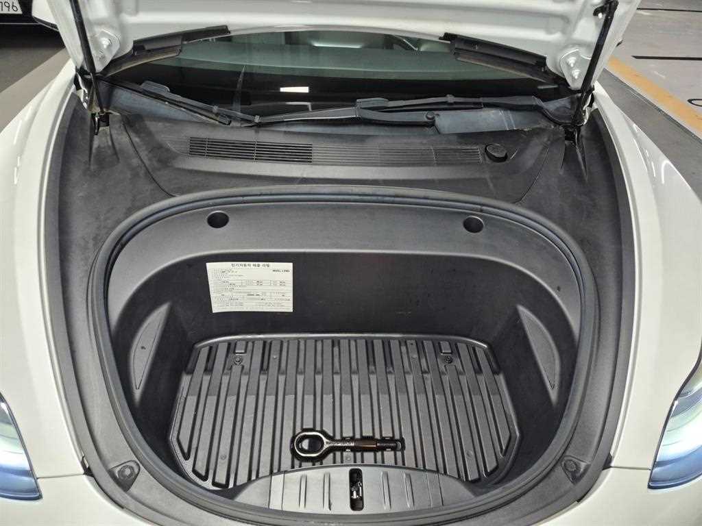Tesla Model 3 — photo 06