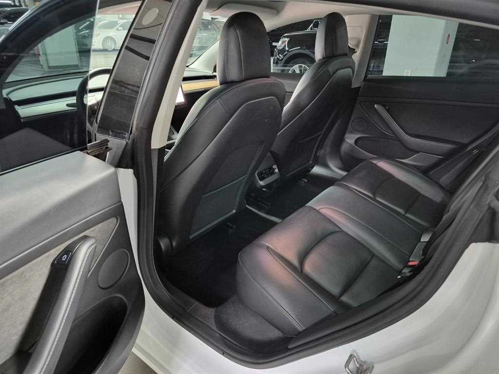Tesla Model 3 — photo 08