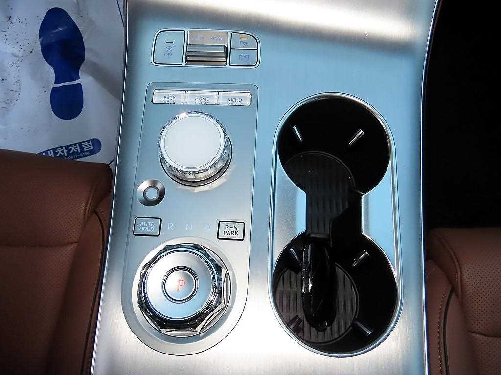 Genesis GV70 — photo 11