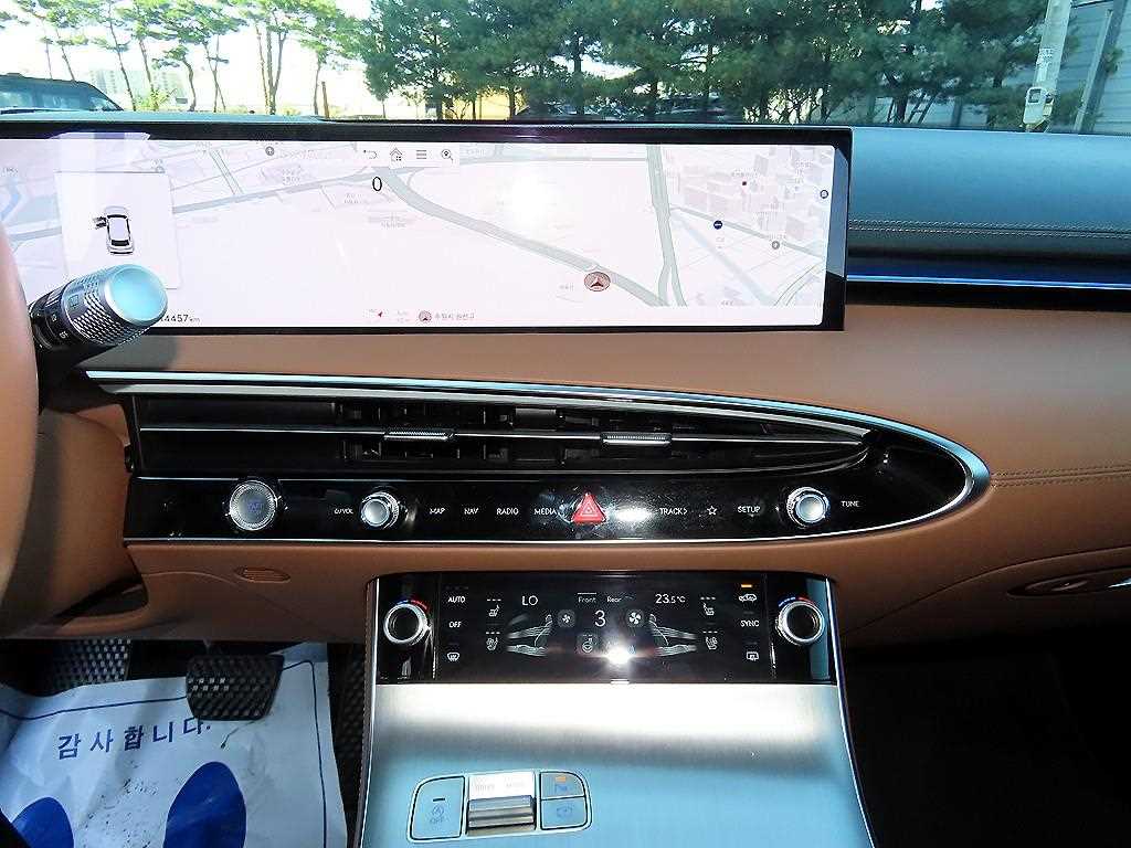 Genesis GV70 — photo 13