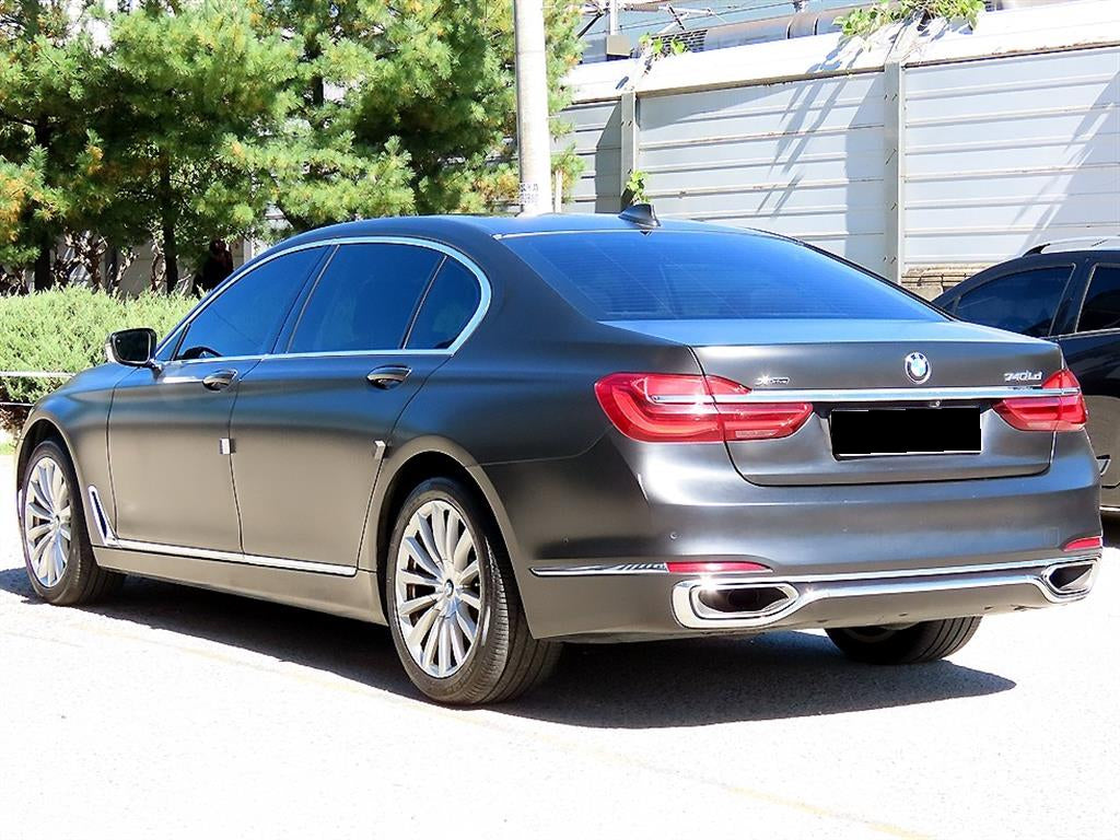 BMW 7-Series — photo 03