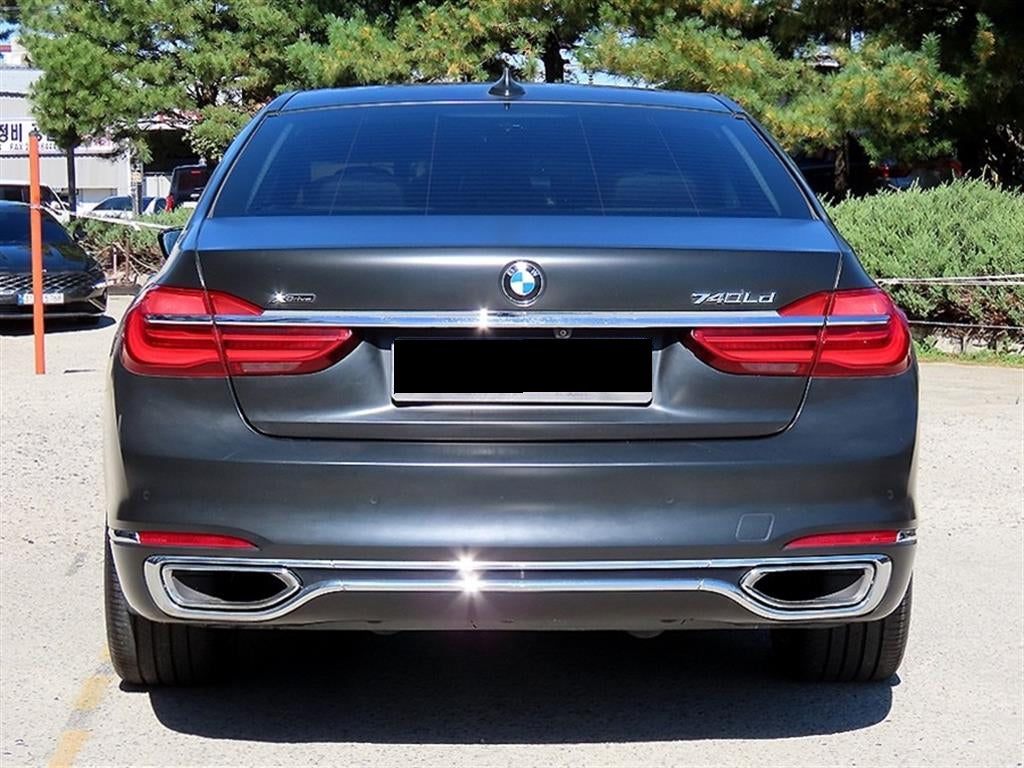 BMW 7-Series — photo 04
