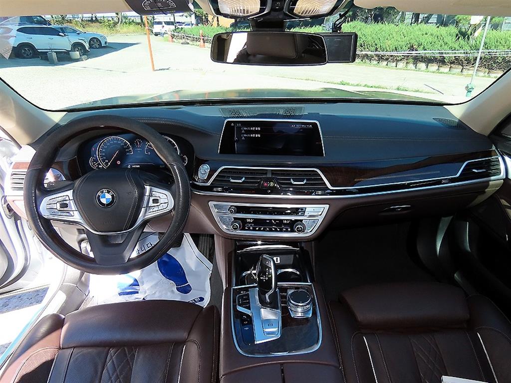 BMW 7-Series — photo 07