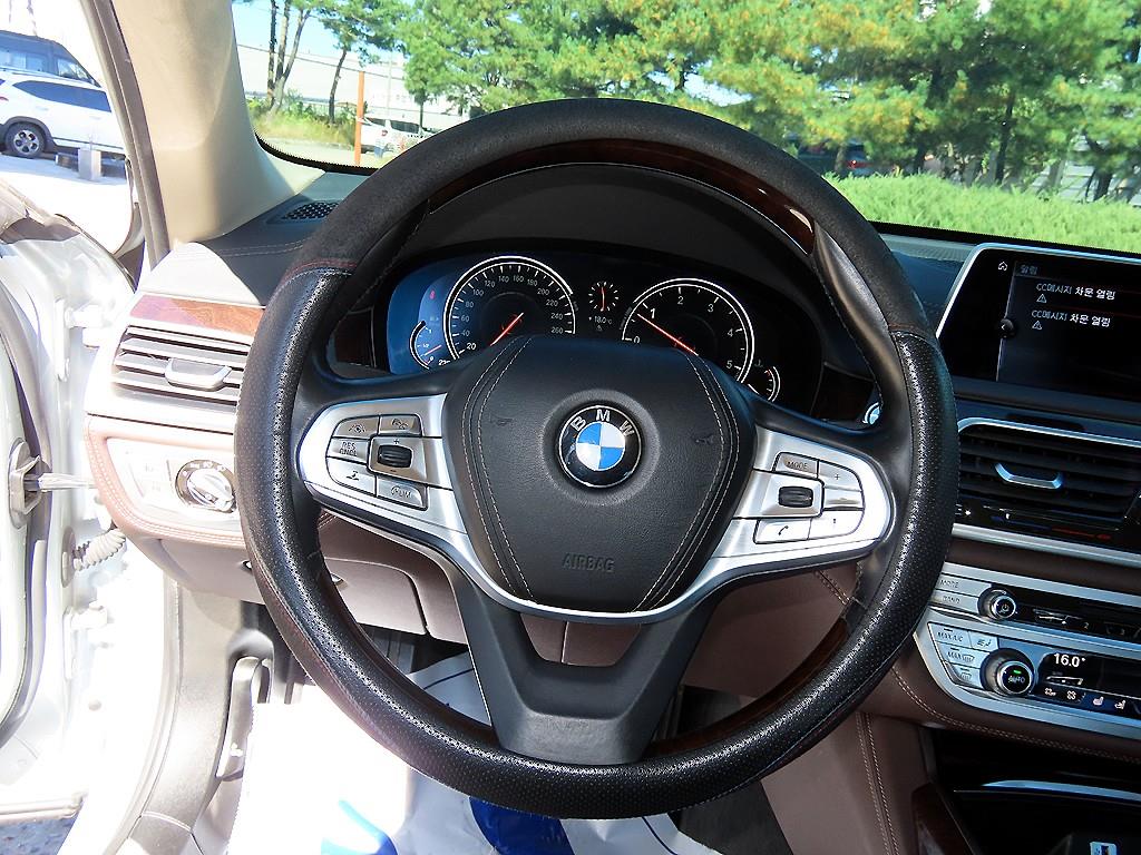 BMW 7-Series — photo 08
